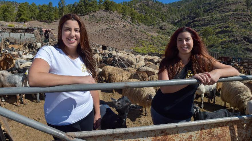 Natalia y Beatriz Mayor, junto a su rebaño cerca de la Presa de las Niñas.