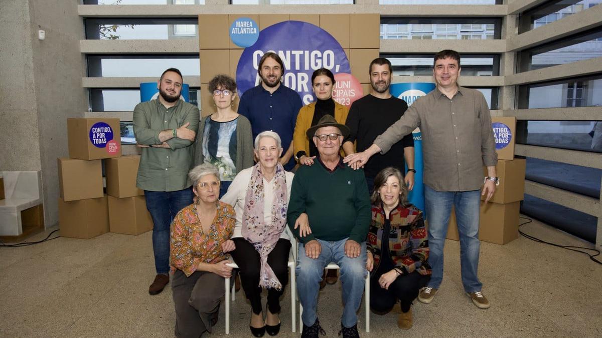 Xan Xove xunto con membros da súa candidatura