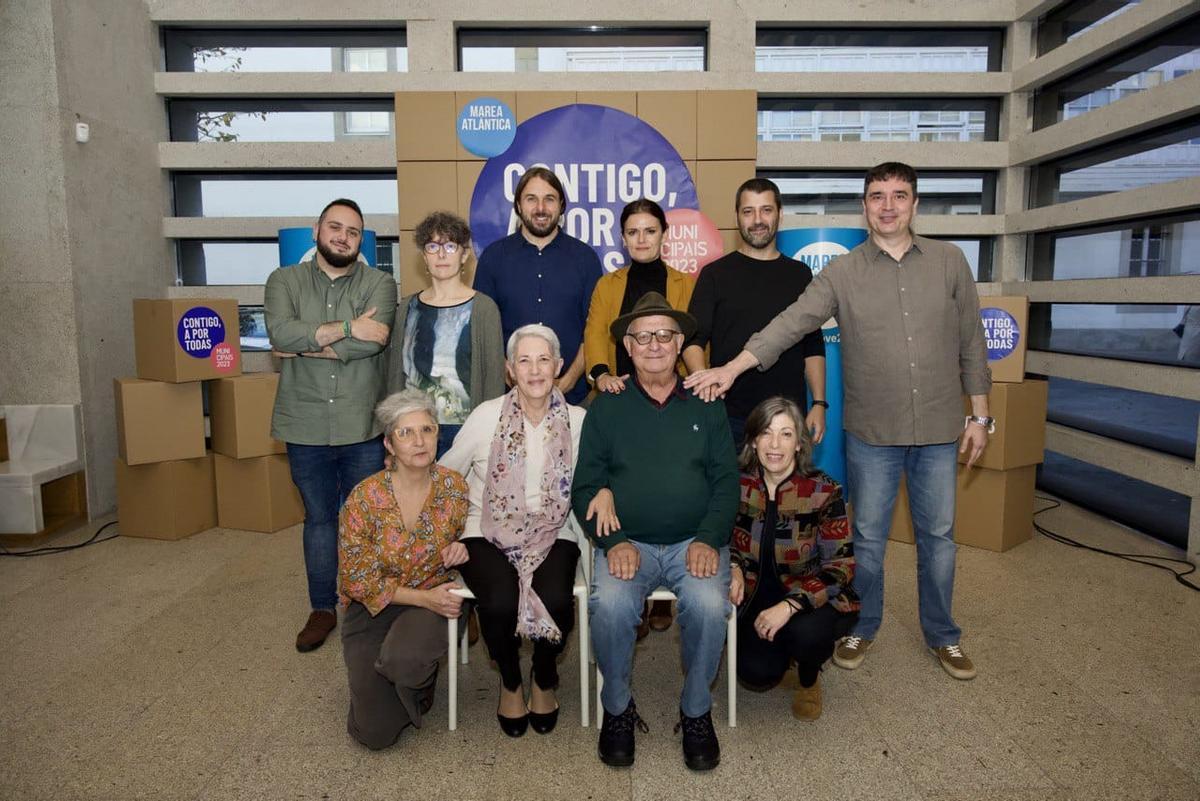 Xan Xove xunto con membros da súa candidatura