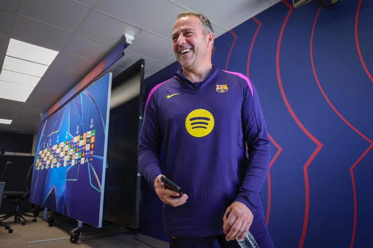 Hansi Flick, abandonando la sala de prensa de la Ciutat Esportiva