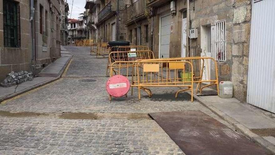 La calle Loureiro, que permanece cortada al tráfico desde el mes pasado. // FdV