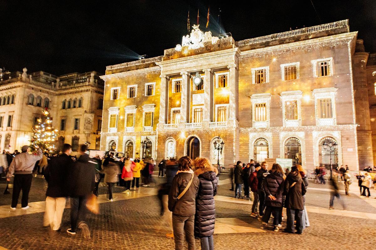 Il·luminació de la façana de lAjuntament de Barcelona en la Plaça de Sant Jaume