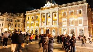 Il·luminació de la façana de lAjuntament de Barcelona en la Plaça de Sant Jaume