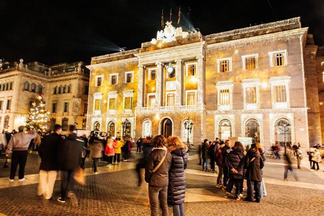 Il·luminació de la façana de lAjuntament de Barcelona en la Plaça de Sant Jaume