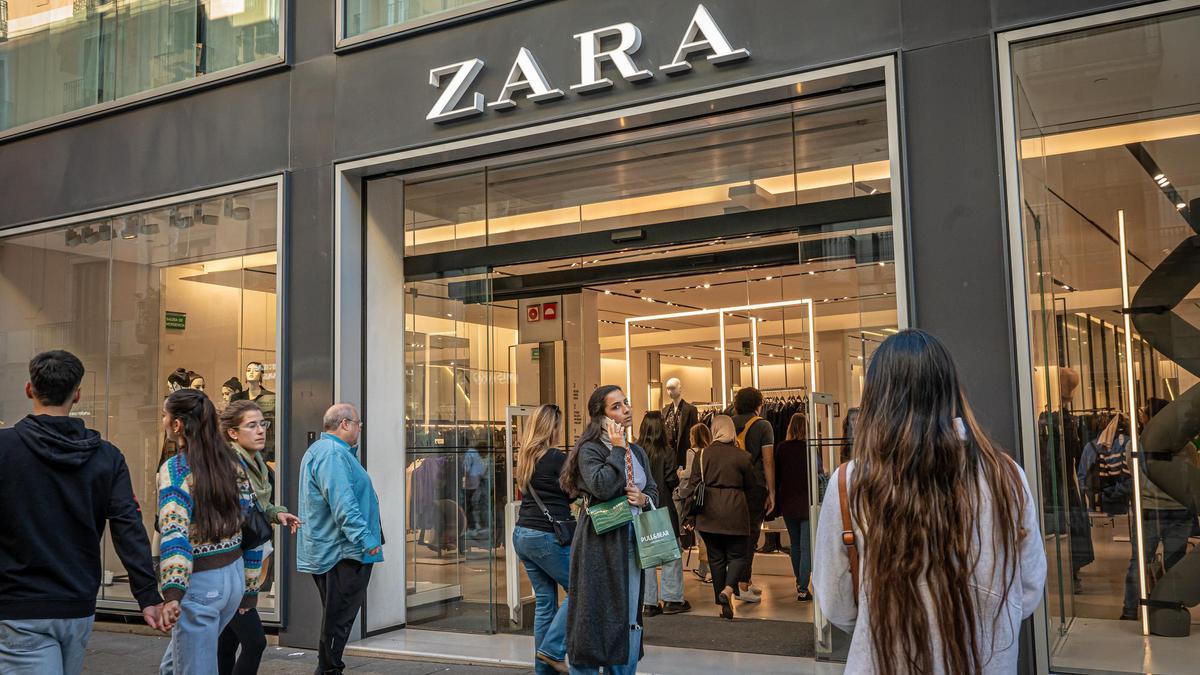 El exterior de una tienda Zara, la marca más importante del grupo Inditex, en Barcelona.