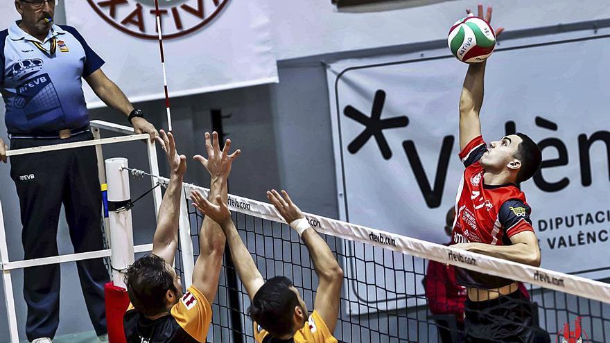 Un ataque del equipo masculino del Xàtiva Voleibol en el partido. | CLUB VOLEIBOL XÀTIVA