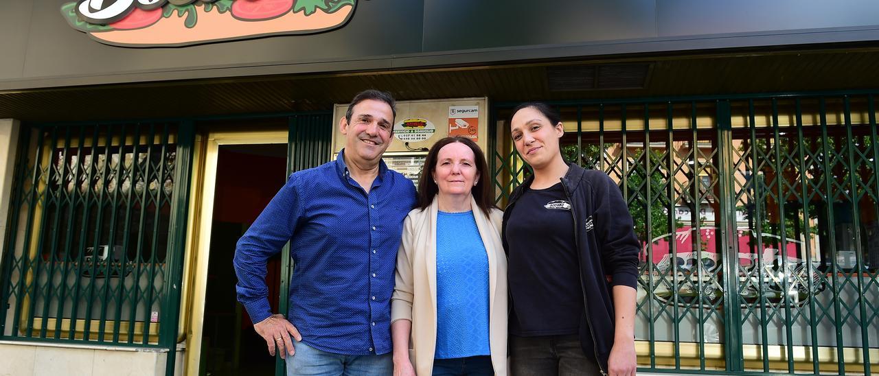 Soledad, entre Marcial, gerente de Bocatas y su hija Beatriz, la encargada.