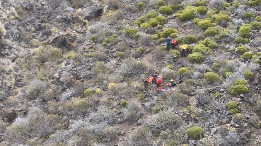 Rescate por el helicóptero del GES de una senderista herida en Artenara