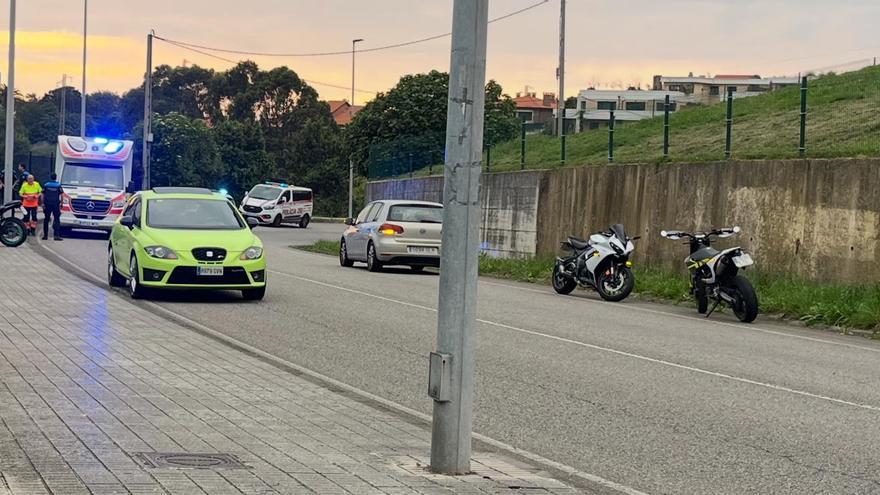 Evacuado en UVI Móvil un motorista tras un accidente en Gijón: esto es lo que ha pasado