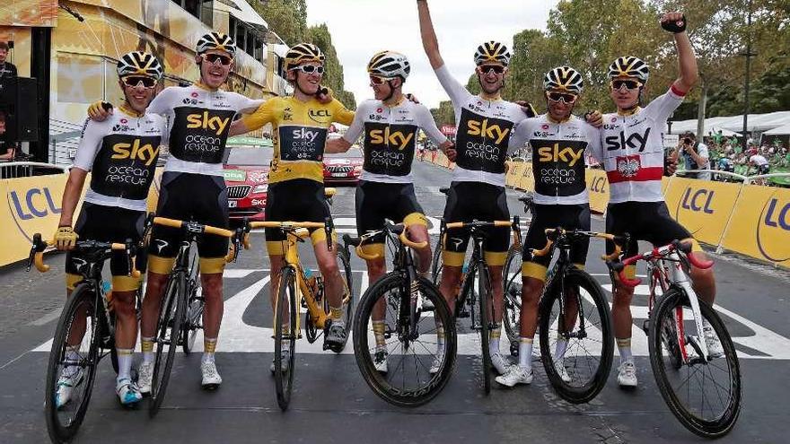 Los corredores del Sky celebran su victoria en el pasado Tour. // Efe