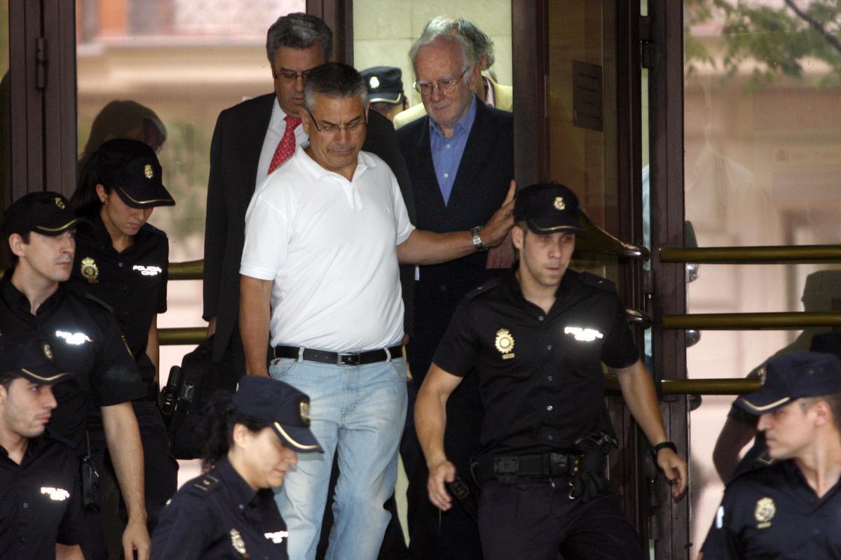 Teddy Bautista, con camisa azul, saliendo en 2011 de la Audiencia Nacional tras ser puesto en libertad con cargos y sin fianza por el juez Pablo Ruz.