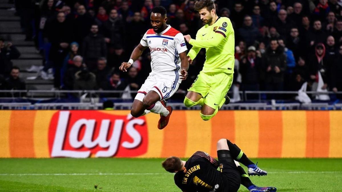 Gerard Piqué y Moussa Dembélé, en una jugada de ataque del Olympique que ataja Ter Stegen.