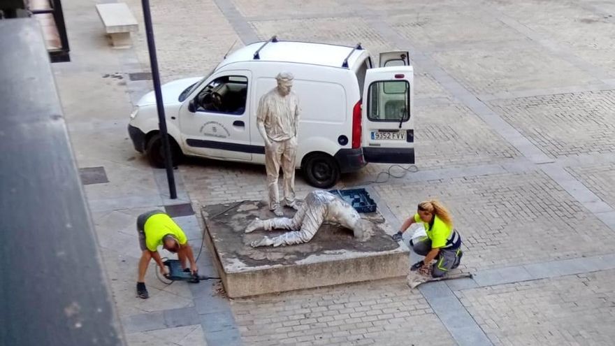 Trabajos previos para trasladar la escultura de Antonio Morán en Plasencia