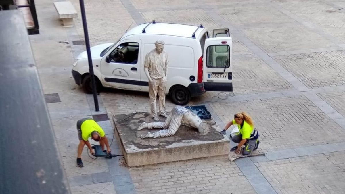 Trabajos previos para el traslado de la escultura de Antonio Morán en Plasencia.
