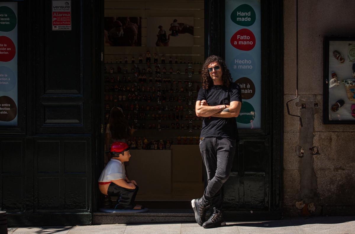 Pablo Ibáñez, en la entrada de su tienda de la calle Mayor. 