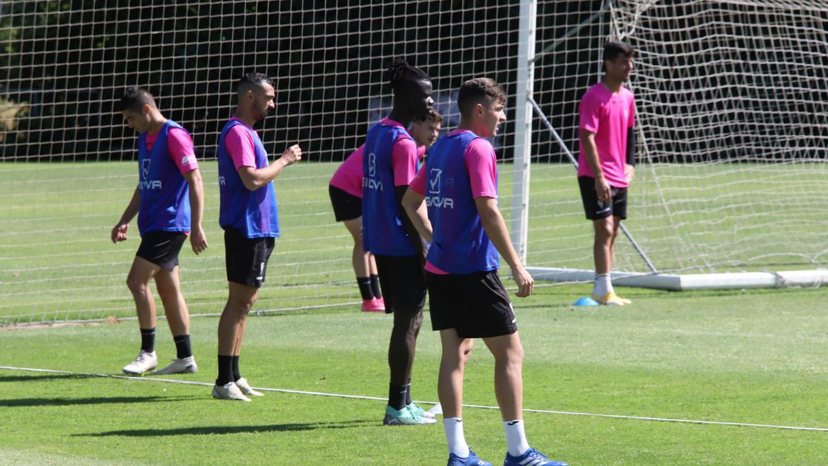 Djetei y Del Moral, durante el entrenamiento del Córdoba CF, ayer, en la Ciudad Deportiva.