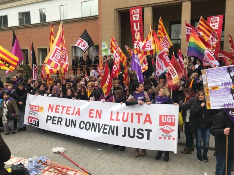 Mes de 300 netejadores protesten a Girona per demanar un nou conveni