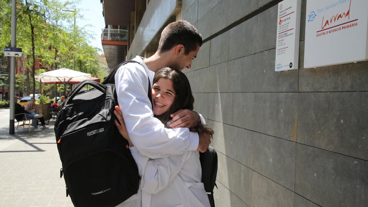 Ramon Bernadas y Marta Bernadet, alumnos que sacaron un 10 en la selectividad el año pasado. Ambos estudian Medicina en la UPF y hacen las prácticas en el CAP Larrard de Barcelona. / RICARD CUGAT