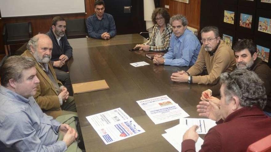 Reunión de la plataforma SOS Sanidade Pública con el alcalde Lores. // Rafa Vázquez