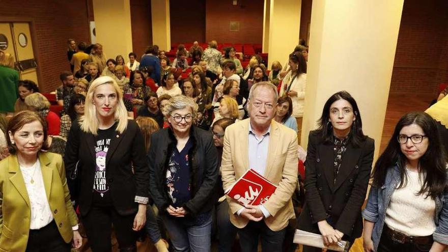 Por la izquierda, Ángeles Fernández-Ahuja, Vanesa Calvo, Ana González, Aurelio Martín, Ana Braña y Alba González, antes del debate.