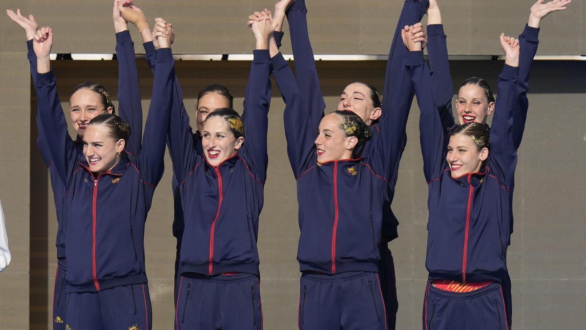 El equipo español de natación artística celebra su título europeo en Belgrado.