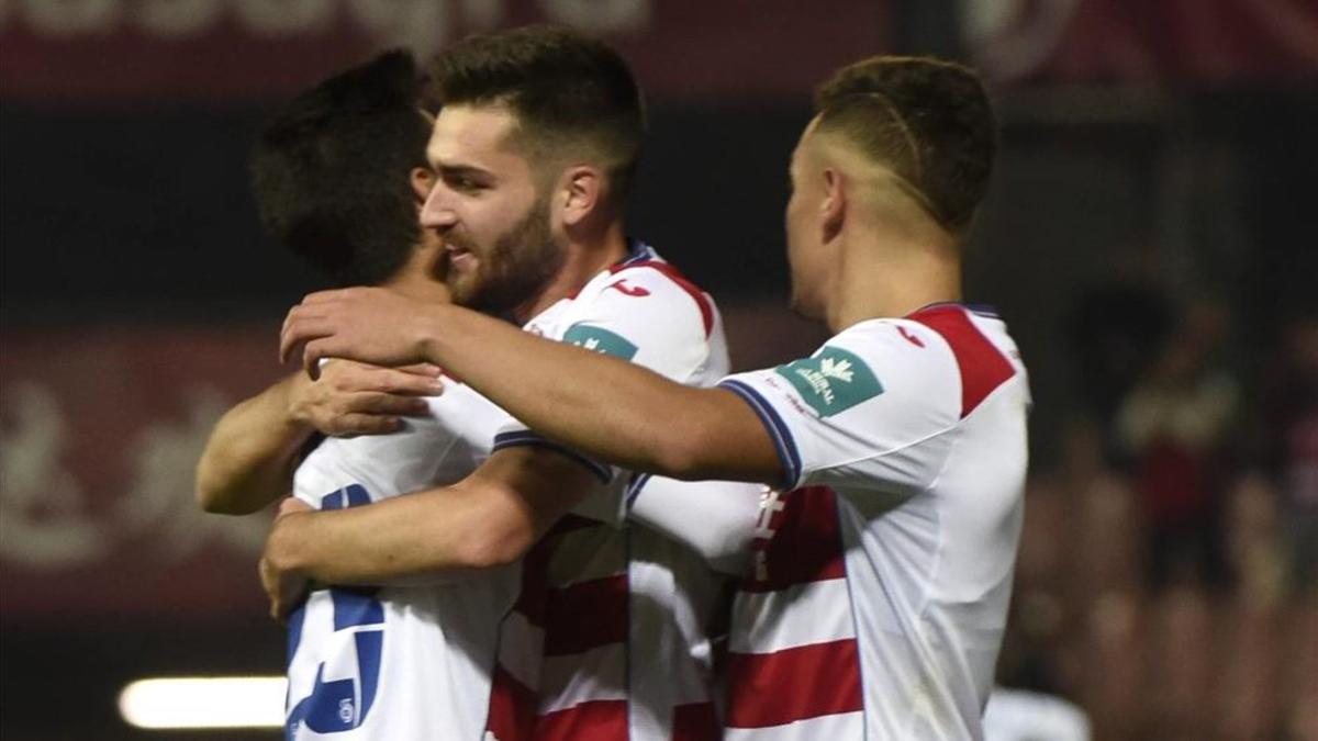 Jon Toral es felicitado tras marcar un auténtico golazo