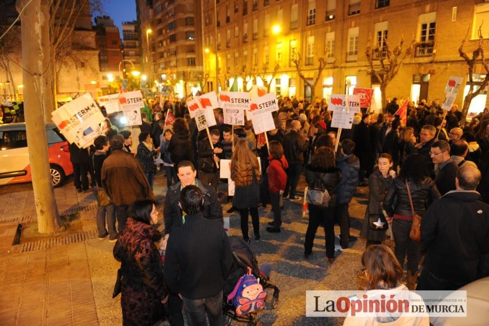 Varios centenares de manifestantes rechazan el concierto de Bachillerato y FP