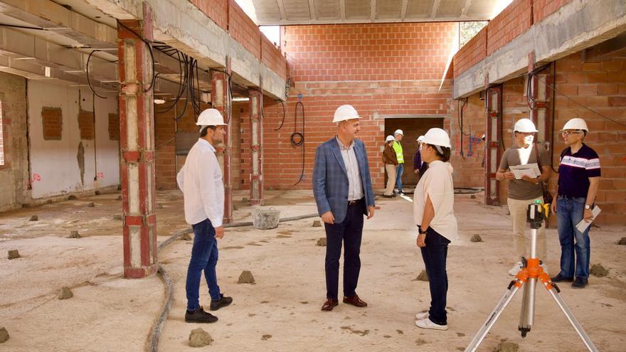 El president Vicent Marí visita les obres de remodelació de l’edifici destinat als serveis administratius de Sa Coma