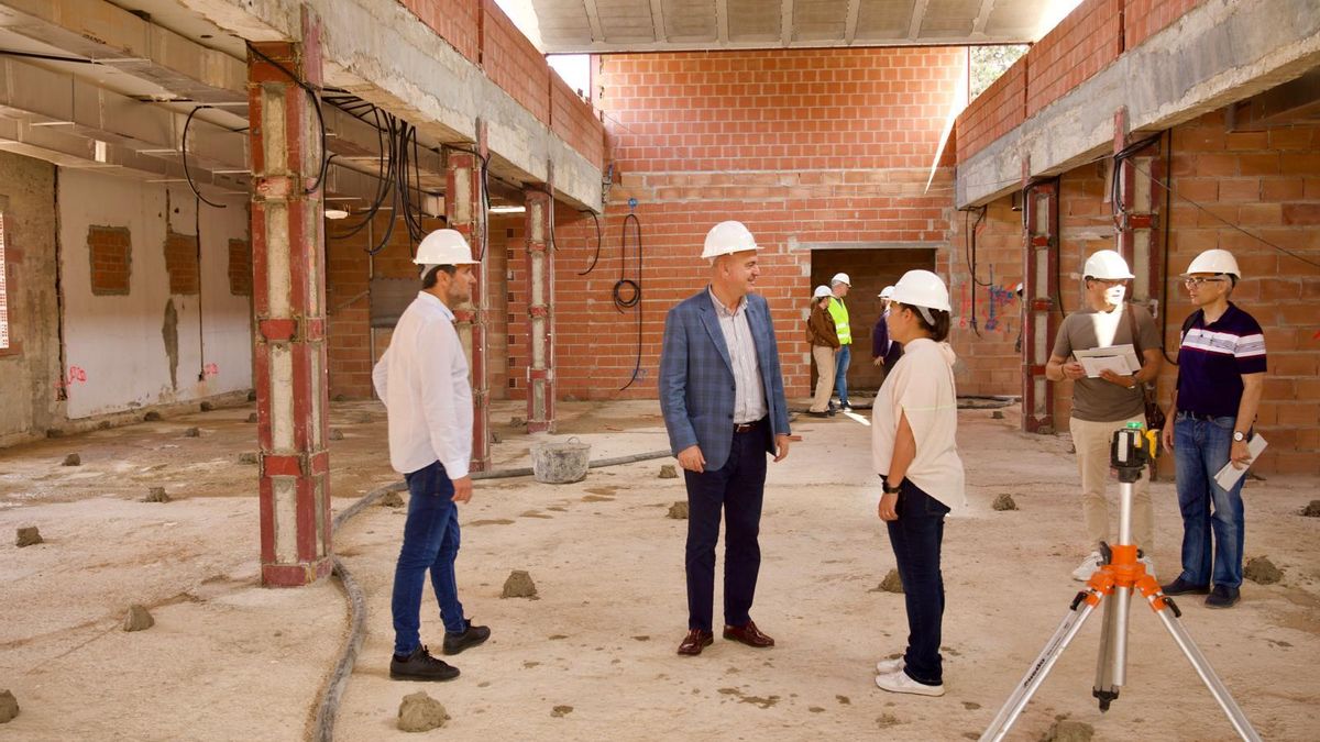 El president del Consell Insular d’Eivissa, Vicent Marí, i la consellera del Parc Insular de Serveis de Sa Coma, Marilina Ribas, durant la visita.