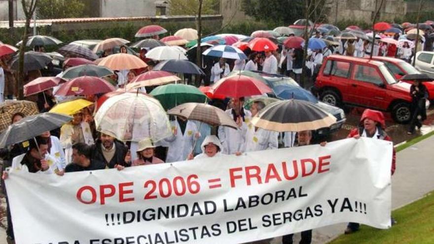 Protesta de funcionarios interinos ante la Consellería de Sanidade en el año 2007. / efe