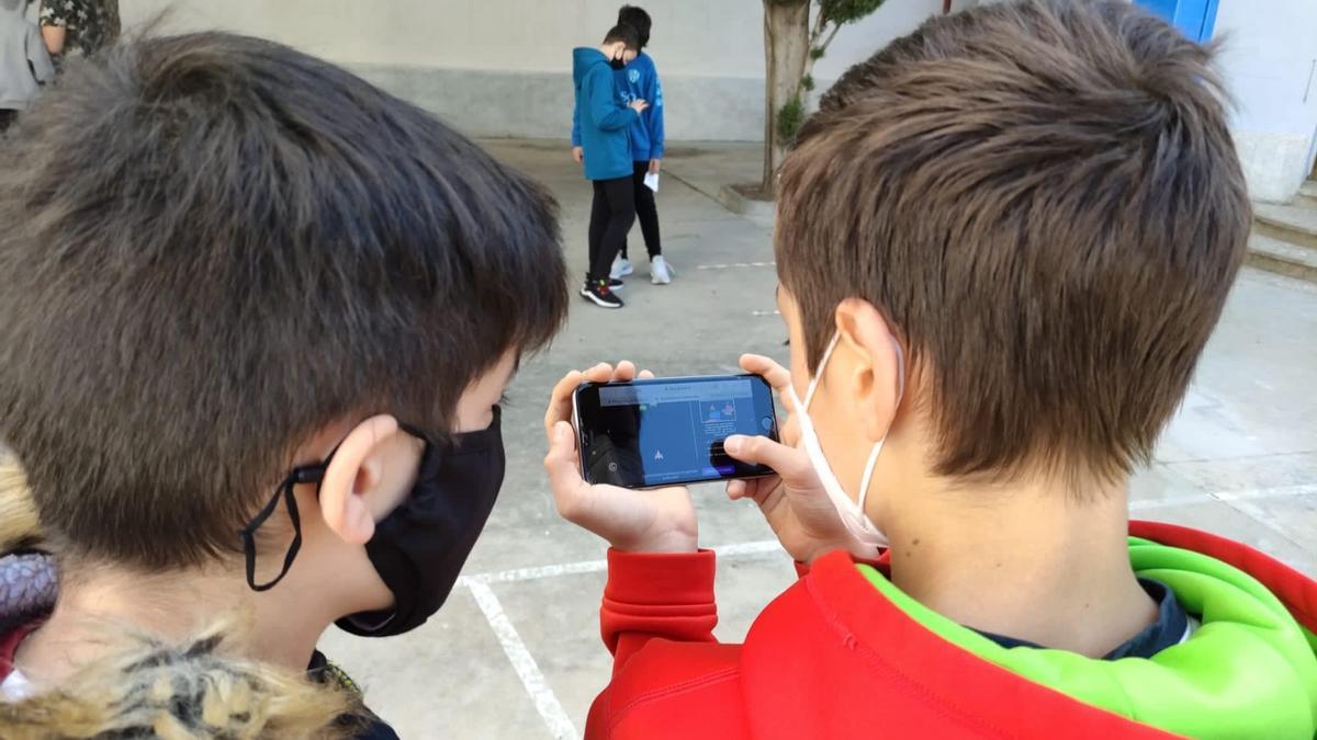 Alumnos de 1º de ESO del IES Ramón y Cajal de Huesca realizando el juego de escape sobre los ODS.