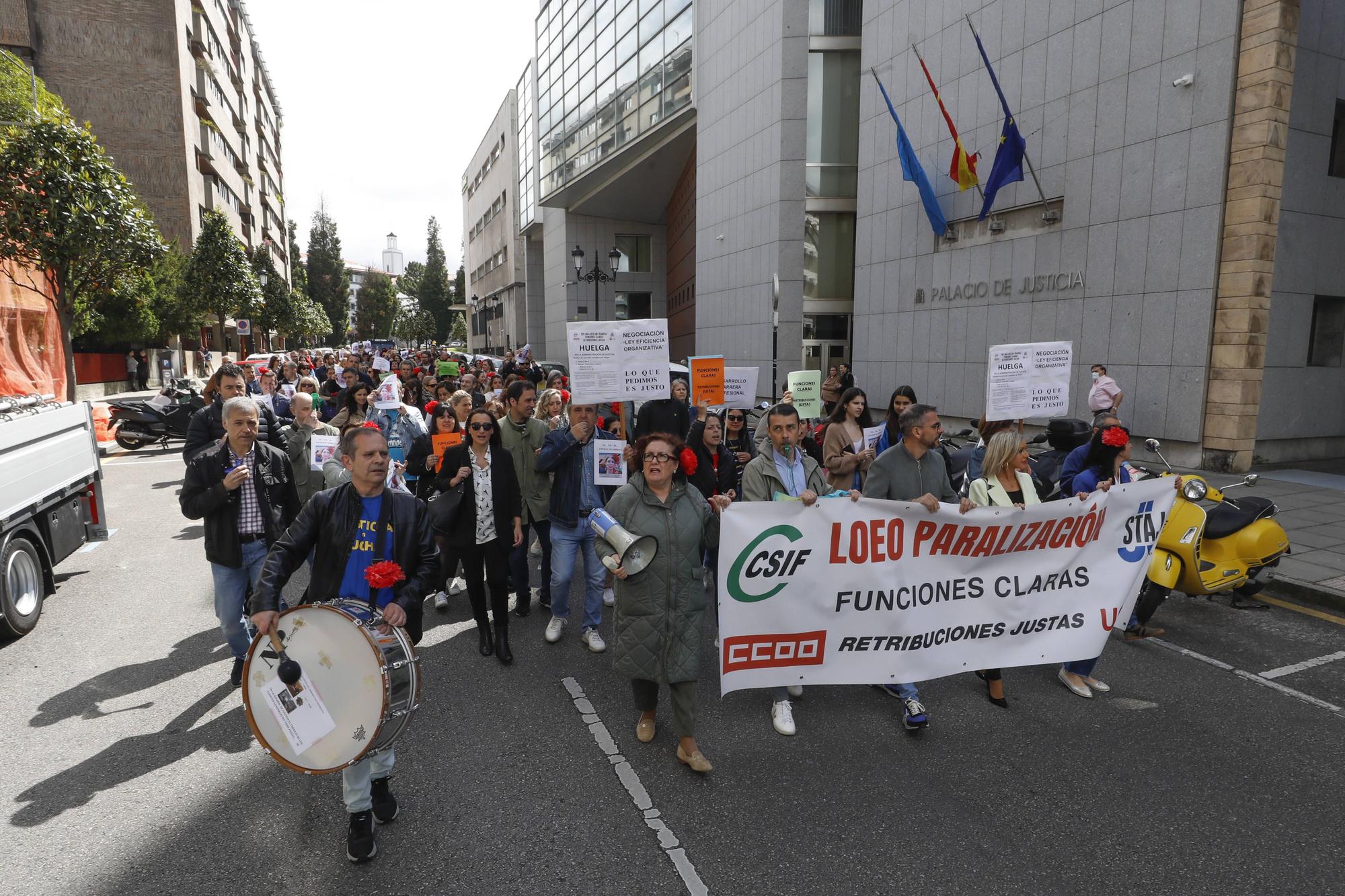 EN IMÁGENES: Los funcionarios de Justicia se manifiestan en Oviedo para reivindicar mejoras salariales