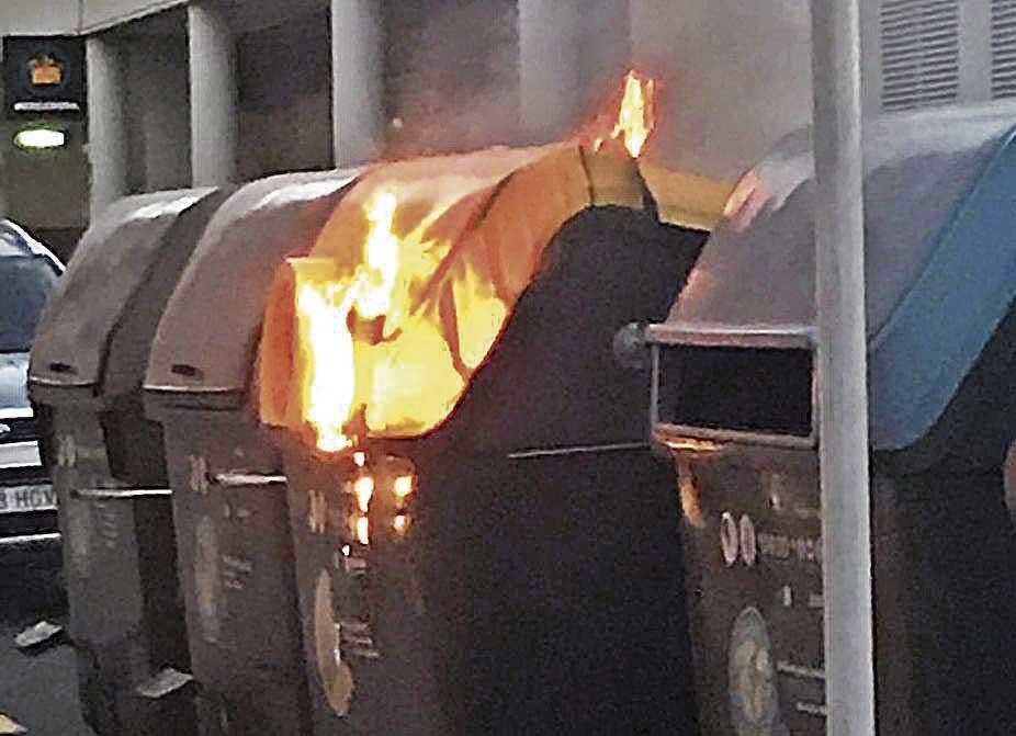 Vecinos de Son Canals: “Tenemos miedo, es el quinto incendio de contenedores al lado de casa en dos meses”