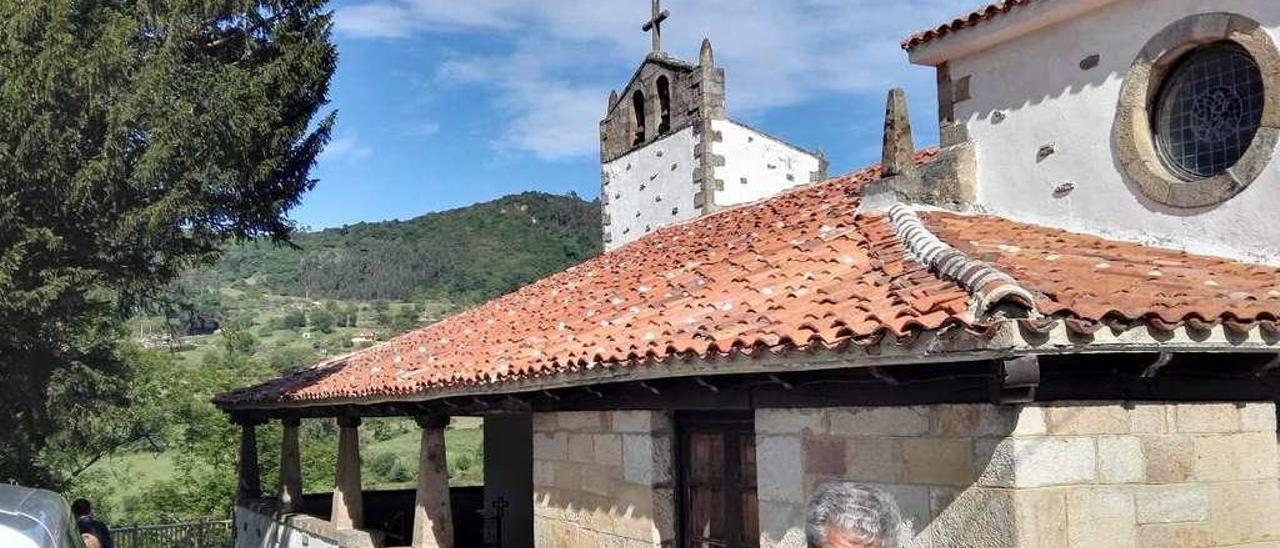 Exterior de la remozada iglesia de Baldornón.