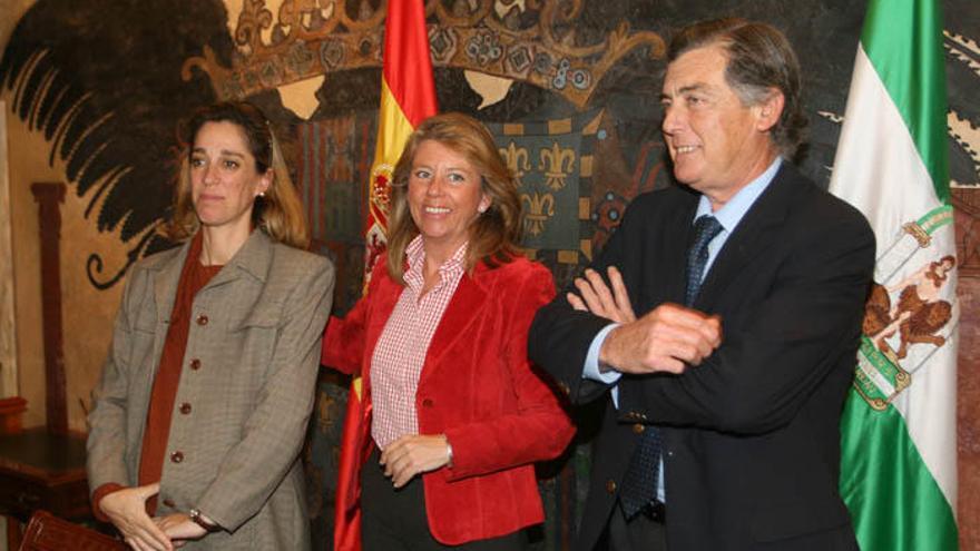 La exconcejala de Urbanismo, Alba Echevarría, con la exalcaldesa Ángeles Muñoz y el exdirector de Urbanismo, Fernández-Rañada.