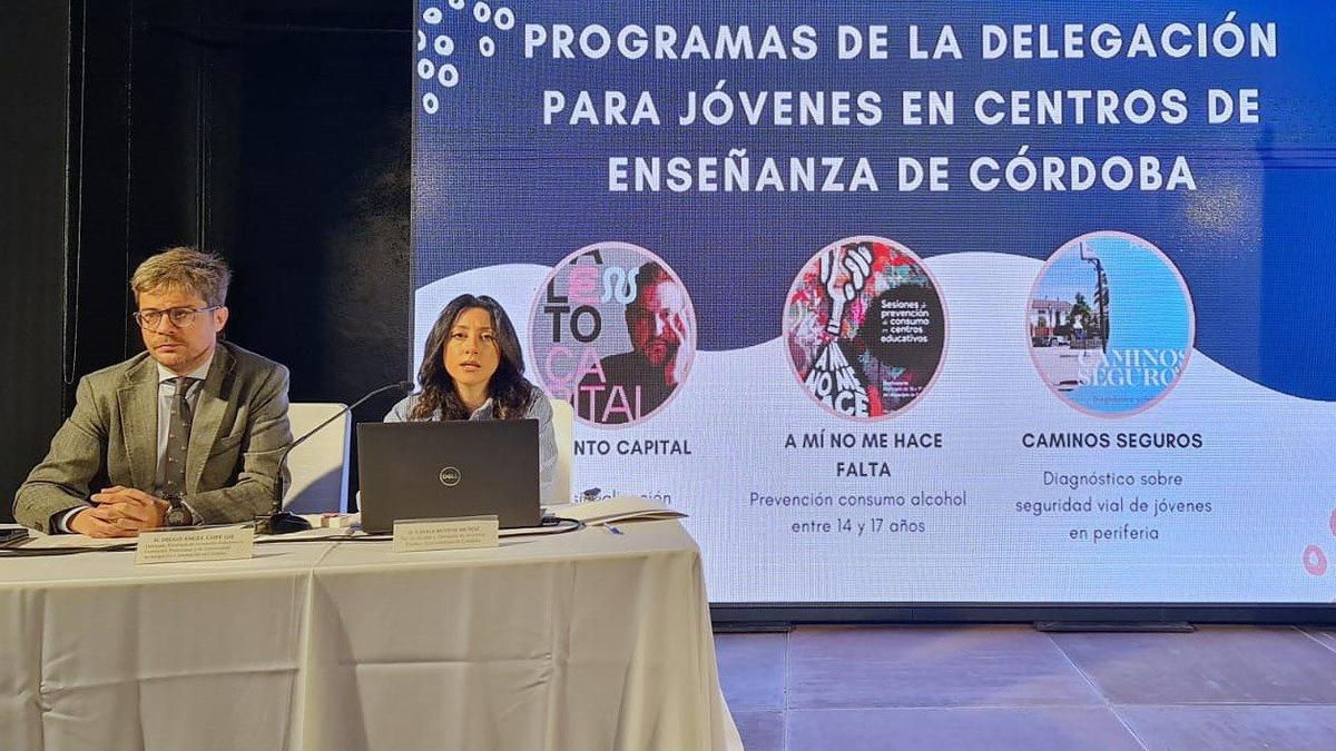 Diego Ángel Copé y Cintia Bustos, durante la presentación de los programas de ocio juvenil.