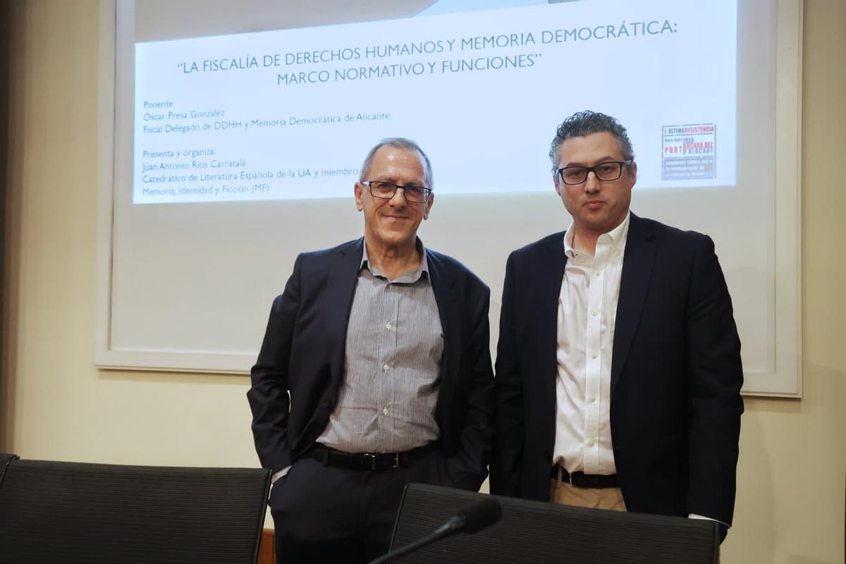 El catedrático de Literatura Española, Juan Antonio Ríos Carratalá, ha presentado el acto con el fiscal Óscar Presa.