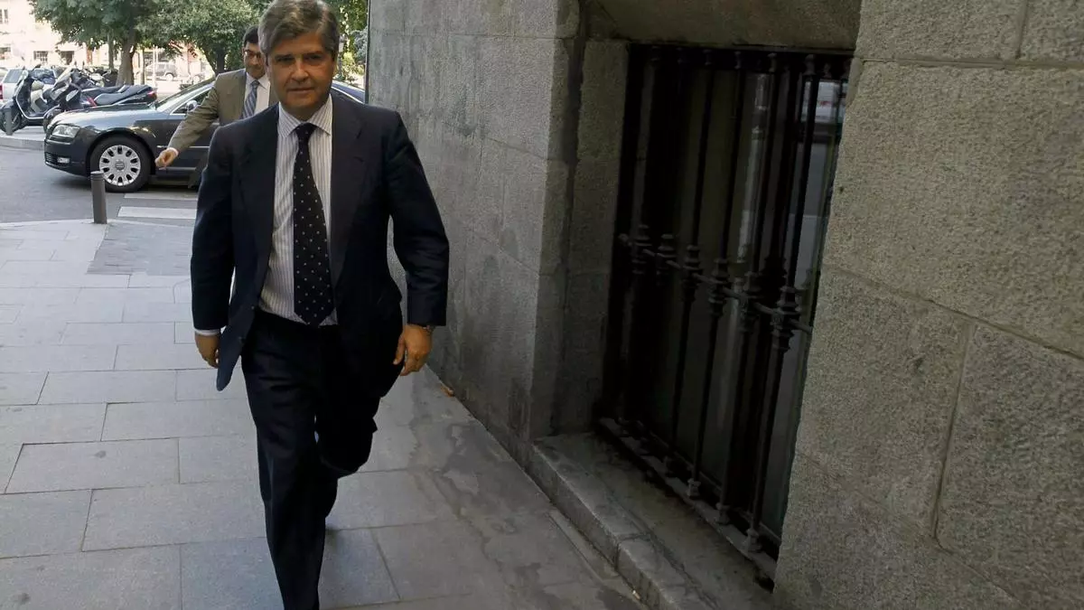 El expresidente del Real Madrid Fernando Mart赤n acepta una pena de 3 a?os y 4 meses