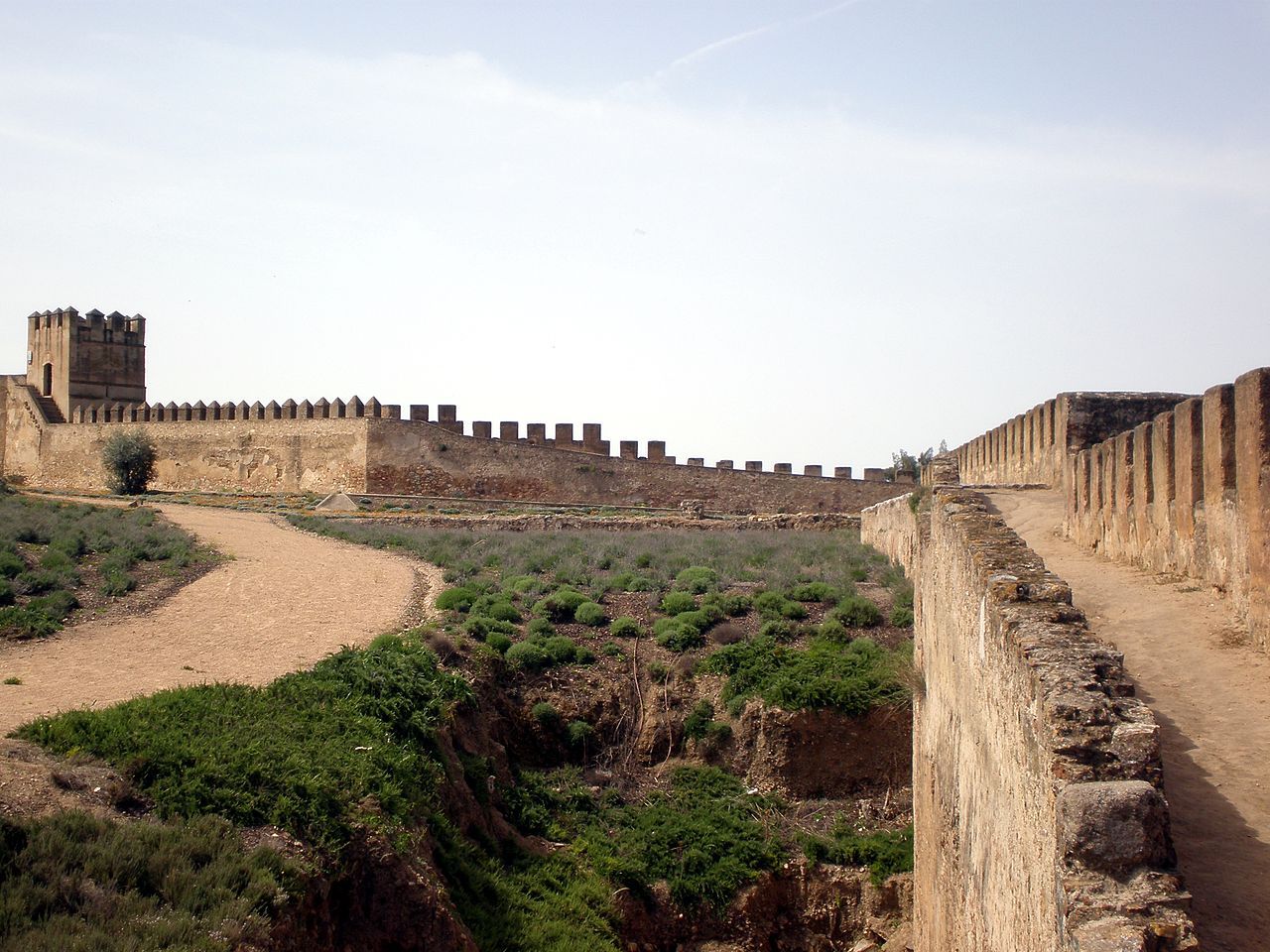 No es la más muralla popular, pero sí la más larga, y no solo de España.