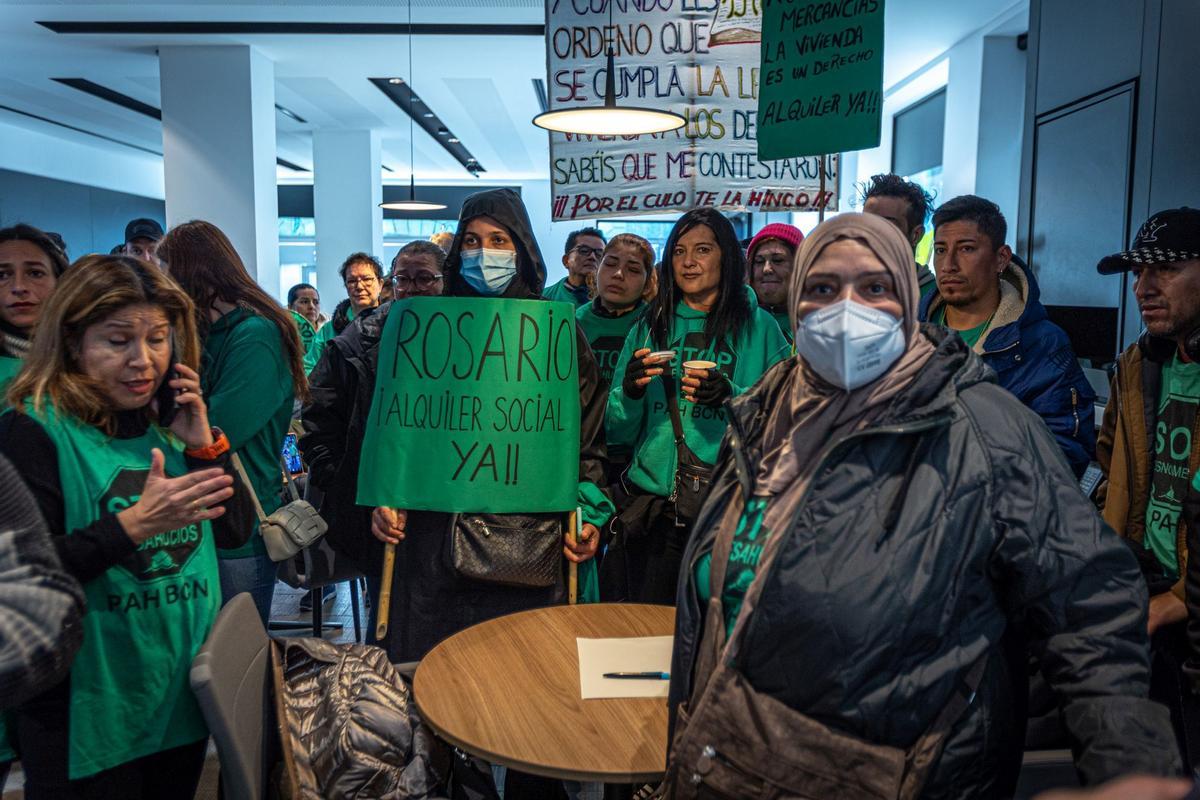 Acción de la Pah  para reclamar alquileres sociales para Djamila y Rosario