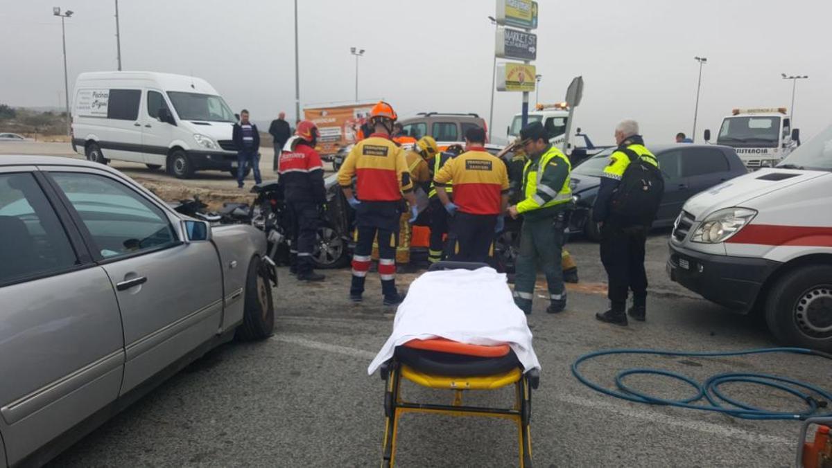 Los bomberos han rescatado a un conductor herido y atrapado en su coche tras un accidente con tres vehículos implicados en San Miguel de Salinas