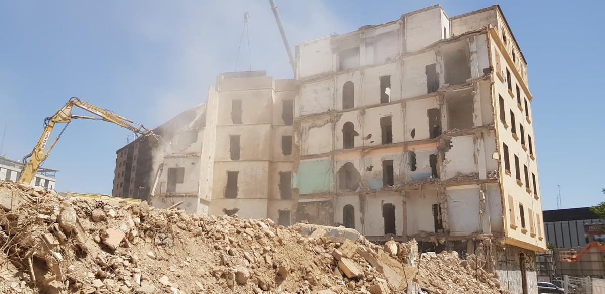 Demolición del edificio en cuyo solar se levantará el PAI de Padre Domenech
