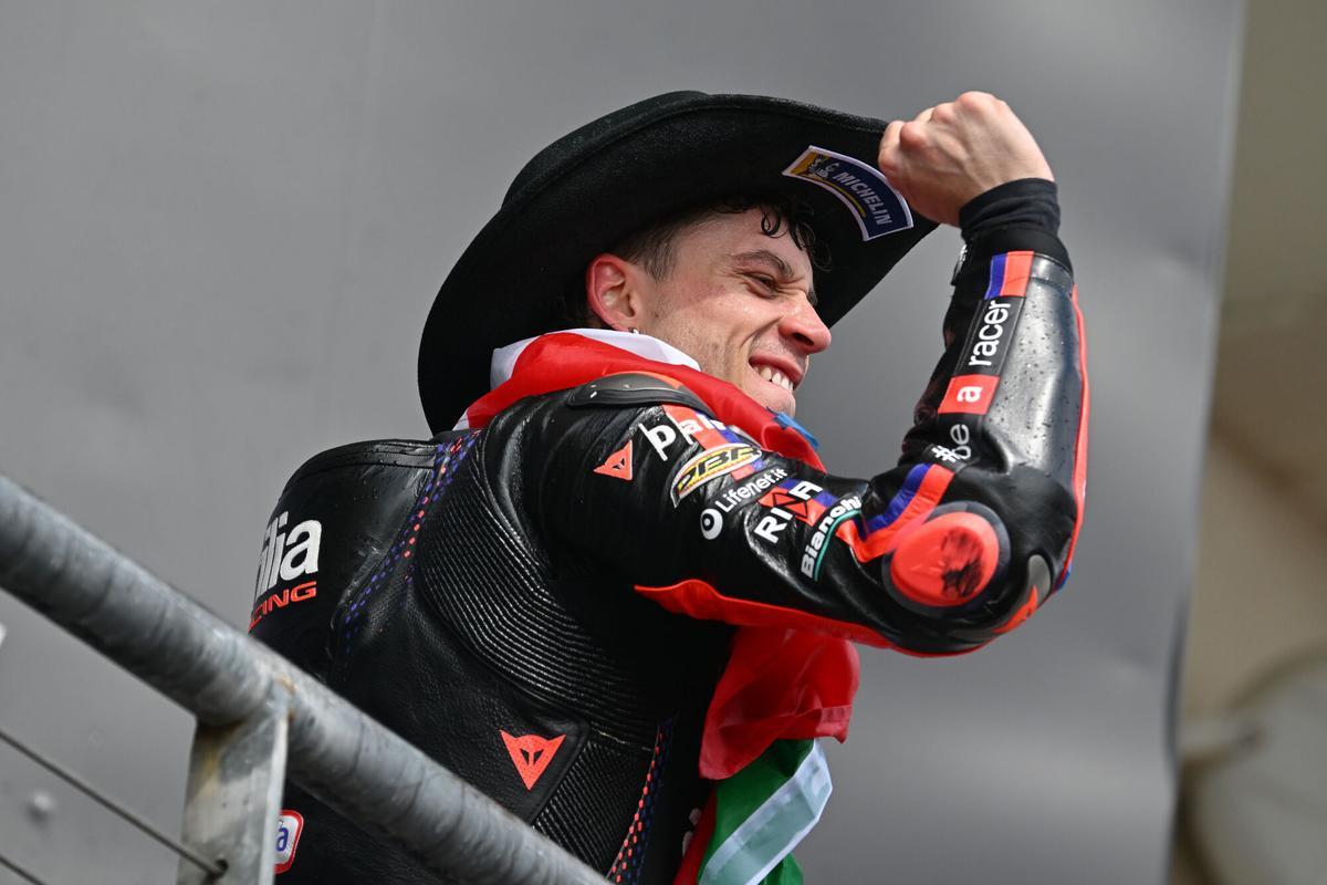Bezzecchi celebra su victoria en el COTA