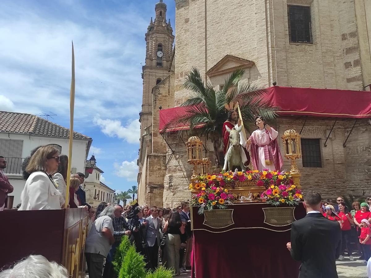 La Borriquita pasa por el Arco a rodillas de sus costaleras y entra en la Plaza Mayor.