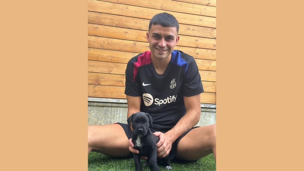 Pedri con su mascota.