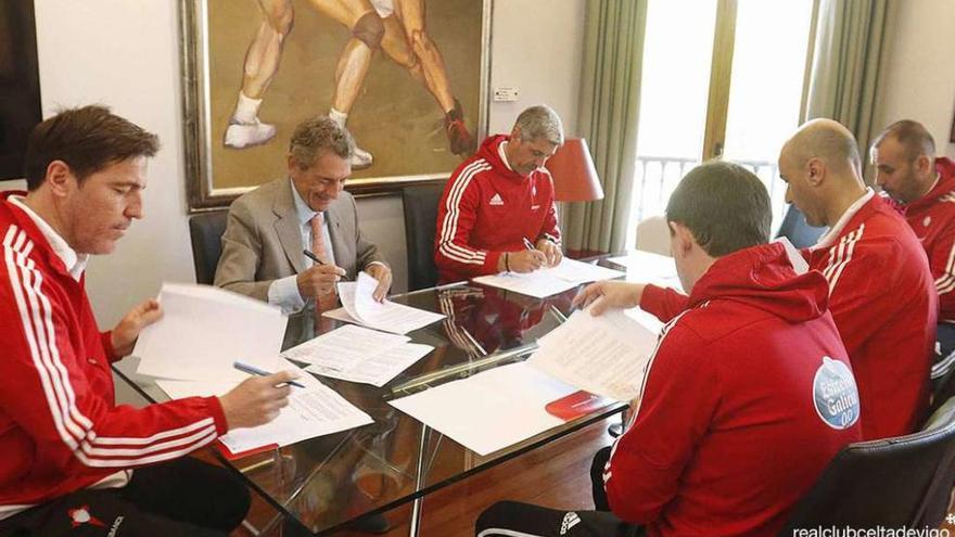 Eduardo Berizzo y sus ayudantes estampan la firma en el nuevo contrato junto al presidente Mouriño, ayer en la sede de Plaza de España.