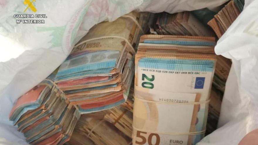 La Guardia Civil les para por exceder la velocidad y descubre 380.000 euros ocultos en el vehículo