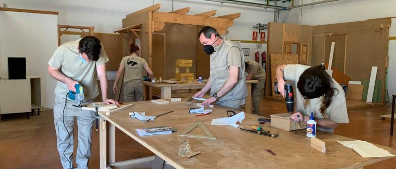 Varios alumnos en un curso de construcciones de madera. | LEVANTE-EMV