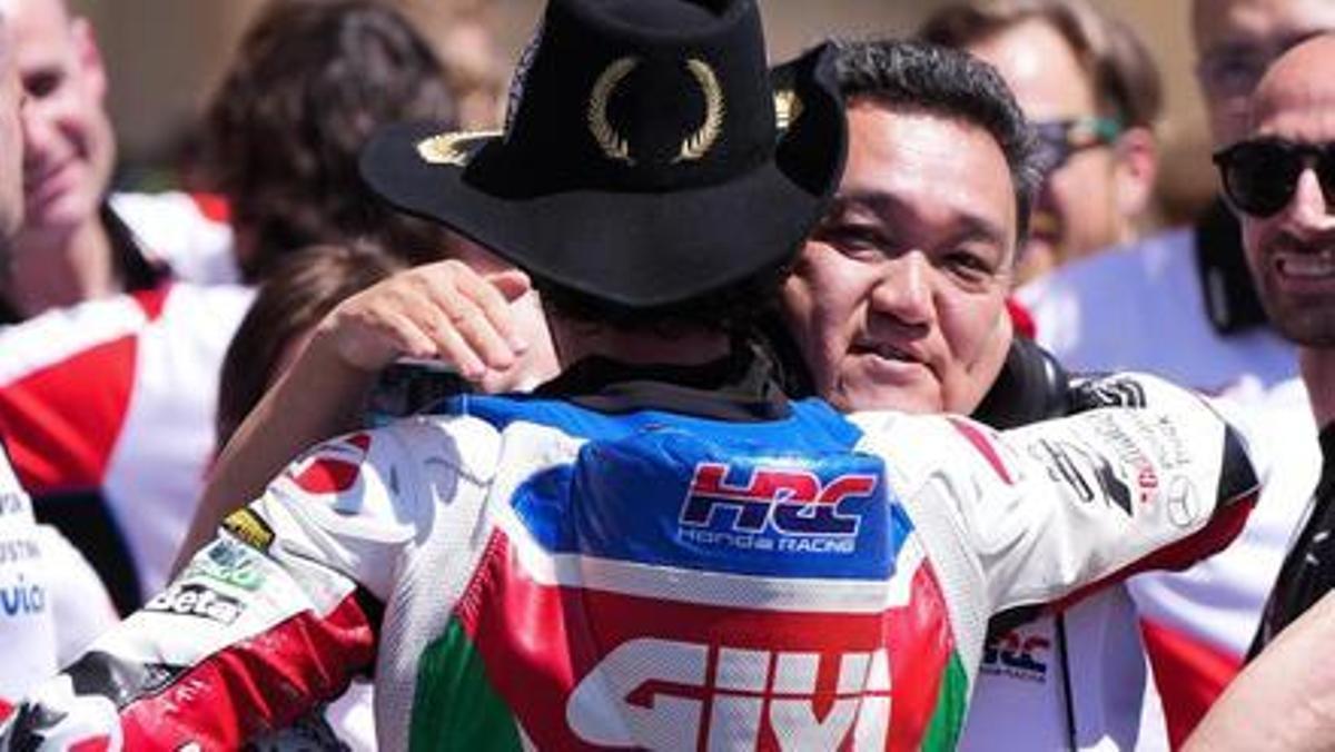 Àlex Rins (Honda) se abraza con el nuevo jefe técnico de Honda, Ken Kawauchi, con el que ya había ganado en Austin, con Suzuki.