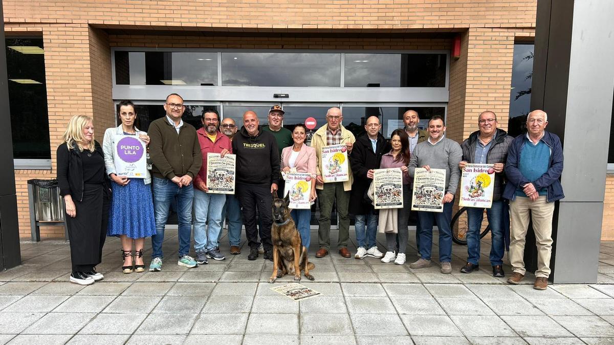 Miembros de la coorporación, con varios de los participantes en las fiestas de San Isidro